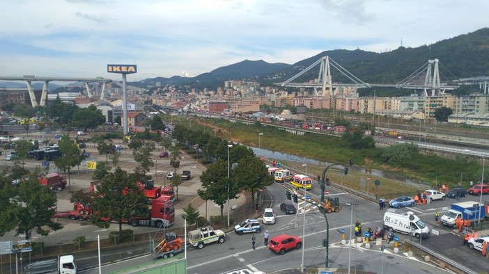 Le immagini dalla zona del crollo Le immagini dalla zona del crollo