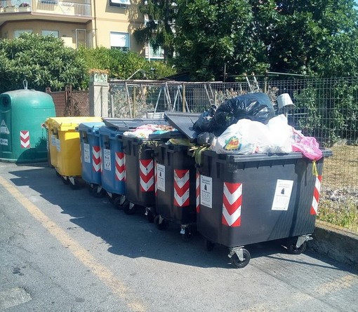 Diano Marina: cassonetti stracolmi in via Leonardo Da Vinci, la protesta di alcuni residenti (Foto)