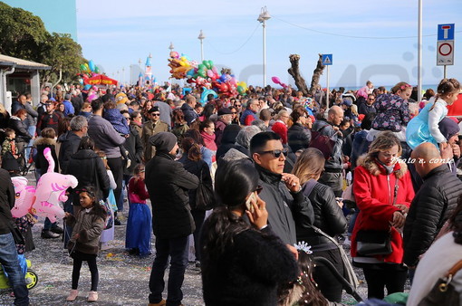 Vallecrosia: più di tremila persone oggi alla prima edizione del 'Carneval’ape', il Carnevale delle Api (foto)