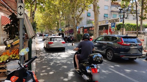 Sanremo: i problemi del Carrefour di Corso Garibaldi, tra mancanza di spazi e poca sicurezza