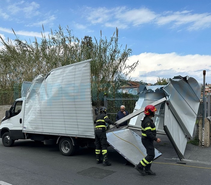 Imperia: si incastra nel tunnel sotto l'ex ferrovia dell'argine sinistro, camion semidistrutto (Foto) Imperia: si incastra nel tunnel sotto l'ex ferrovia dell'argine sinistro, camion semidistrutto (Foto)