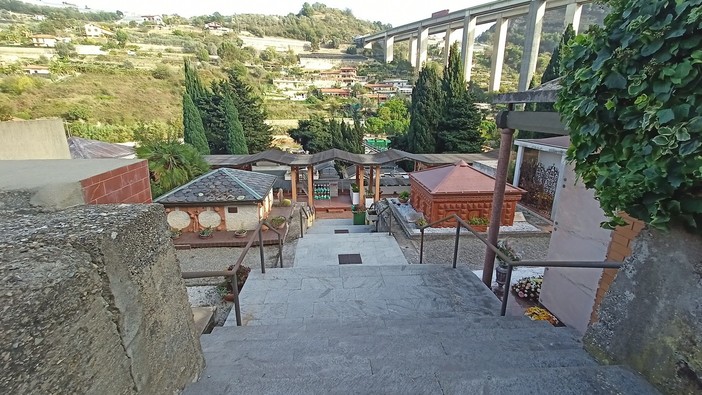 Vallecrosia, Perri "Cimitero cade a pezzi, vogliamo intervento". Biasi "Fatti importanti lavori di manutenzione" Vallecrosia, Perri "Cimitero cade a pezzi, vogliamo intervento". Biasi "Fatti importanti lavori di manutenzione"