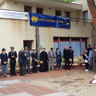 Imperia: consegnate oggi dai Lions della città le bandiere tricolori agli studenti