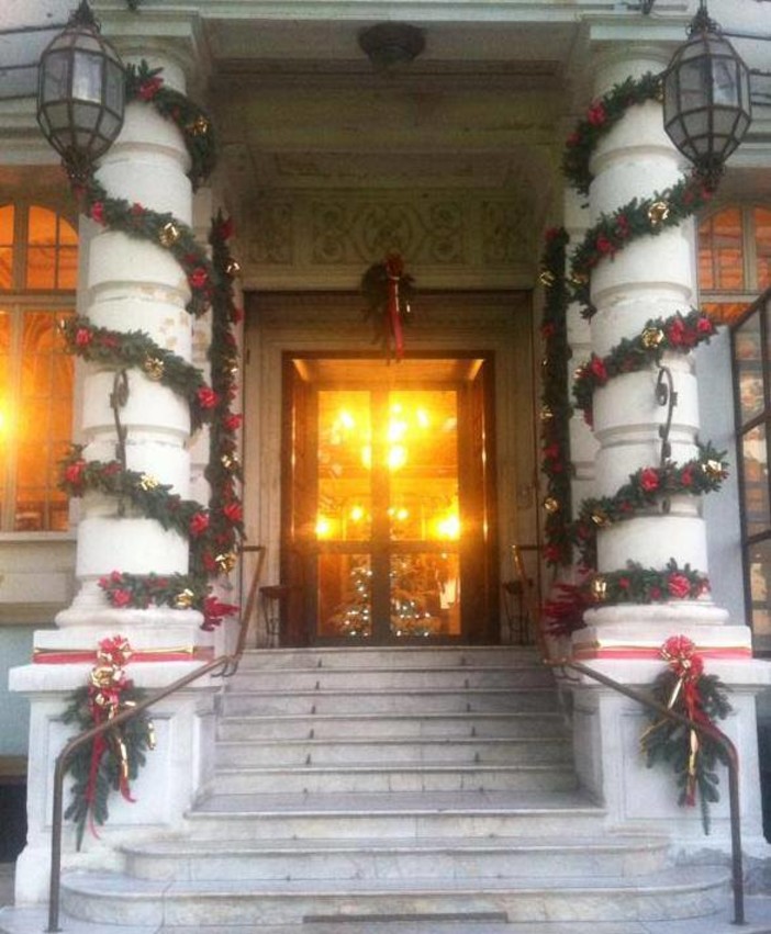 Sanremo: ecco la decorazione natalizia per l'ingresso del Comune a palazzo Bellevue