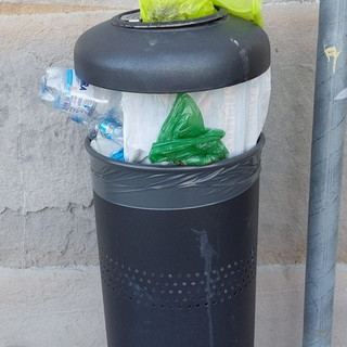 Ventimiglia: immondizia abbandonata ovunque da chi non ha ritirato i kit, molti perchè non pagano la Tari (Foto)