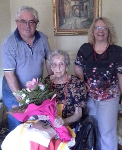 Vallecrosia: 102 anni, un mazzo di fiori e gli auguri del Sindaco per l'ultracentenaria Rosalia Begliatti