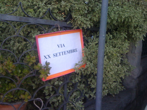 Bordighera: cartelli fatiscenti in via XX Settembre, la mail con foto di un nostro lettore