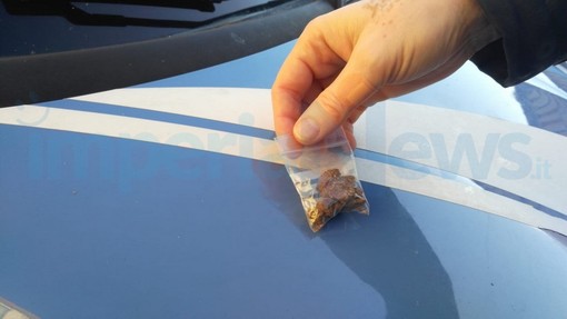 Imperia: 'Scuole sicure', controlli antidroga con il cane 'Kora' questa mattina all'Ipsia di via Gibelli (Foto) Imperia: 'Scuole sicure', controlli antidroga con il cane 'Kora' questa mattina all'Ipsia di via Gibelli (Foto)