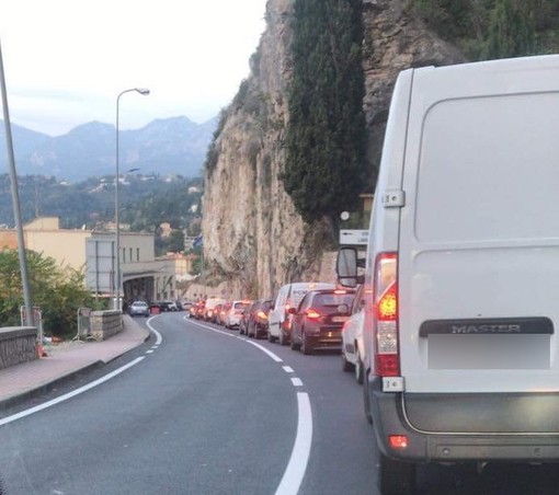 Controlli ai confini: oggi preso d'assalto Ponte San Luigi con code che sono arrivate fino a un'ora (Foto) Controlli ai confini: oggi preso d'assalto Ponte San Luigi con code che sono arrivate fino a un'ora (Foto)