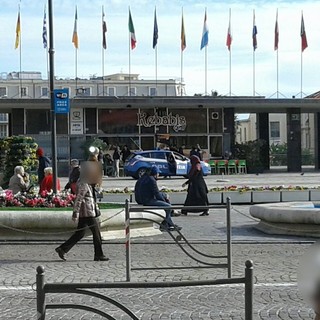 Sanremo: nuovi controlli della Polizia sul solettone di piazza Colombo, identificati alcuni giovani