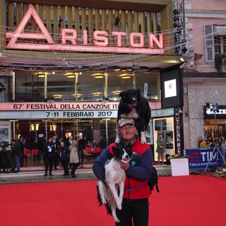 Cani acrobati sul ‘red carpet’, il Festival di Sanremo è anche questo (foto e video)