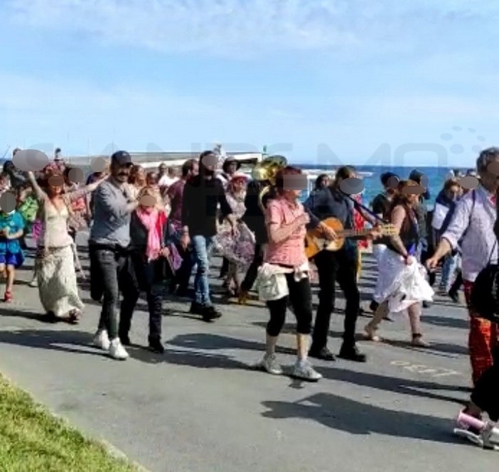 Bordighera: corteo, musica e balli senza mascherina sul lungomare e nessun controllo (Foto) Bordighera: corteo, musica e balli senza mascherina sul lungomare e nessun controllo (Foto)