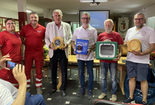 Perinaldo: consegnato questa mattina un defibrillatore donato dal Rotary Club Sanremo Hanbury (Foto) Perinaldo: consegnato questa mattina un defibrillatore donato dal Rotary Club Sanremo Hanbury (Foto)