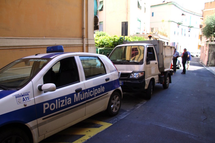 Una Fiat Punto della Polizia Municipale di Sanremo