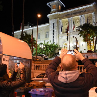 Sanremo: atmosfera unica di fronte al Casinò grazie alla musica della Sinfonica 'in terrazza' (Foto e Video)