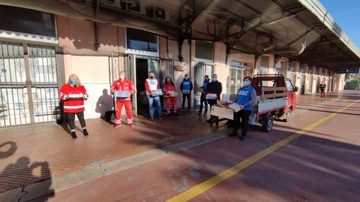 Sanremo: derrate alimentari dal Siulp alla Croce Rossa "Povertà in aumento, molti i giovani senza lavoro" (Video)