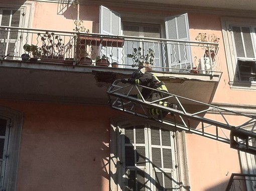 Ventimiglia: cade cornicione di tre metri da un Palazzo di via della Stazione, nessun ferito Ventimiglia: cade cornicione di tre metri da un Palazzo di via della Stazione, nessun ferito