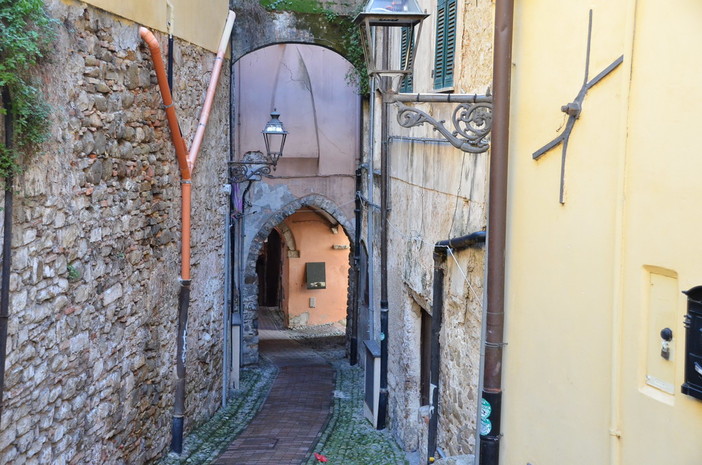 Sanremo: potenziati i controlli sul territorio con gli equipaggi del Reparto Prevenzione Crimine, serie di interventi nella Pigna Sanremo: potenziati i controlli sul territorio con gli equipaggi del Reparto Prevenzione Crimine, serie di interventi nella Pigna