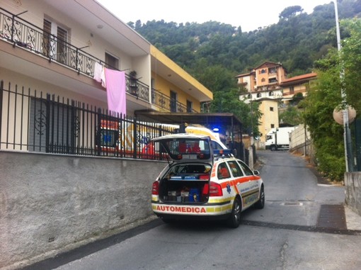 Camporosso, uomo cade dal balcone: ferito viene trasportato d’urgenza in ospedale Camporosso, uomo cade dal balcone: ferito viene trasportato d’urgenza in ospedale
