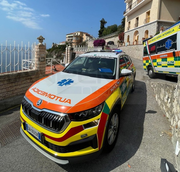 Ventimiglia: bambino di 6 anni cade ai giardini pubblici dall'altezza di due metri, intervento di 118 e Croce Verde Ventimiglia: bambino di 6 anni cade ai giardini pubblici dall'altezza di due metri, intervento di 118 e Croce Verde
