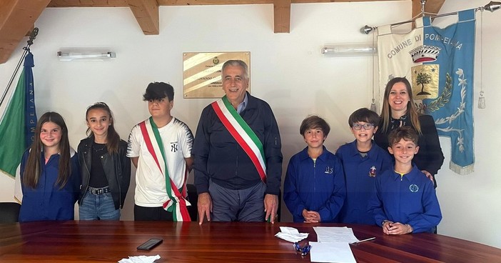 Pompeiana: ieri la prima seduta del Consiglio comunale dei Ragazzi, eletto Sindaco Stefano Schiavone Pompeiana: ieri la prima seduta del Consiglio comunale dei Ragazzi, eletto Sindaco Stefano Schiavone