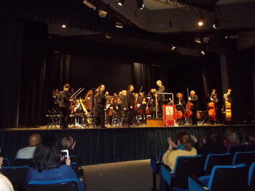 Bordighera: successo di pubblico ieri al Palazzo del Parco per l'esibizione della Sinfonica diretta da Massimo Dal Prà