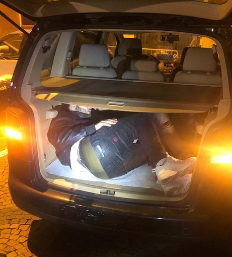 I clandestini trovati nel bagagliaio