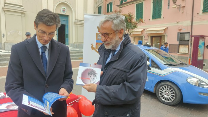Giornata contro la violenza sulle donne: a Imperia il Questore presenta l'opuscolo 'Questo non è amore': "Denunciate, abbiamo gli strumenti  per contrastare il fenomeno" (Foto e Video)