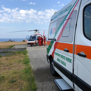Taggia: cade da un albero mentre lavora in campagna, uomo trasportato in elicottero a Genova (Foto e Video)