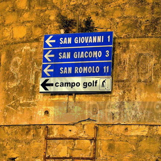 Sanremo: nuova segnaletica verticale applicata su un cartello vecchio di anni alla Madonna della Costa