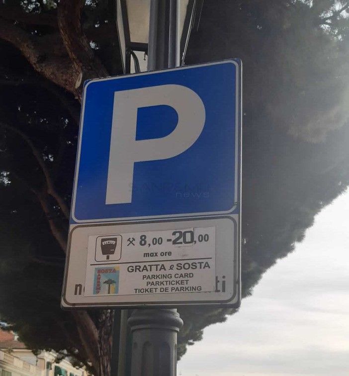 I cartelli che ancora indicano i 'gratta e sosta'