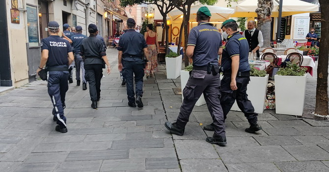 Estate nel Ponente, scattano i controlli rafforzati: più pattuglie e verifiche nei luoghi della movida Estate nel Ponente, scattano i controlli rafforzati: più pattuglie e verifiche nei luoghi della movida