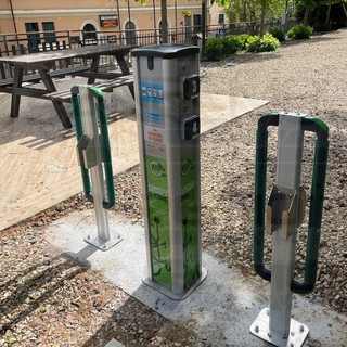 Triora: un'altra colonnina di ricarica per le e-bike in Valle Argentina istallata da Sistel Telecomunicazioni