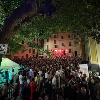 Dolceacqua, folla di persone al Carnevale estivo dei Dusaigoti: il prossimo evento sarà "Aspettando Ferragosto" (Foto)