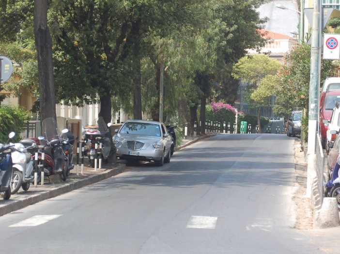 Sanremo: ridipinte linee bianche in Corso Inglesi, le perplessità di un lettore Sanremo: ridipinte linee bianche in Corso Inglesi, le perplessità di un lettore