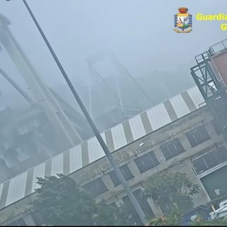 Genova: le immagini inedite del crollo del ponte Morandi, diffuse a quasi un anno di distanza (Foto e Video)