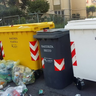 Ventimiglia: un lettore "La foto dei cassonetti con i sacchetti a fianco è di via Gianchette e non Roverino"