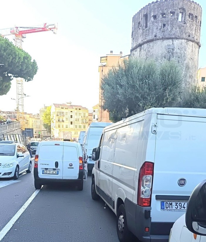 Mercato di piazza Eroi, 'Sanremo al Centro' chiede "Più controlli durante l'allestimento, sicurezza a rischio tra auto e camion"