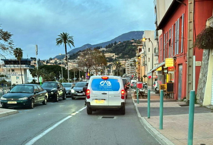 Frontalieri in protesta per il semaforo di Garavan: code infinite verso Francia e Monaco, timori per la Festa dei Limoni Frontalieri in protesta per il semaforo di Garavan: code infinite verso Francia e Monaco, timori per la Festa dei Limoni