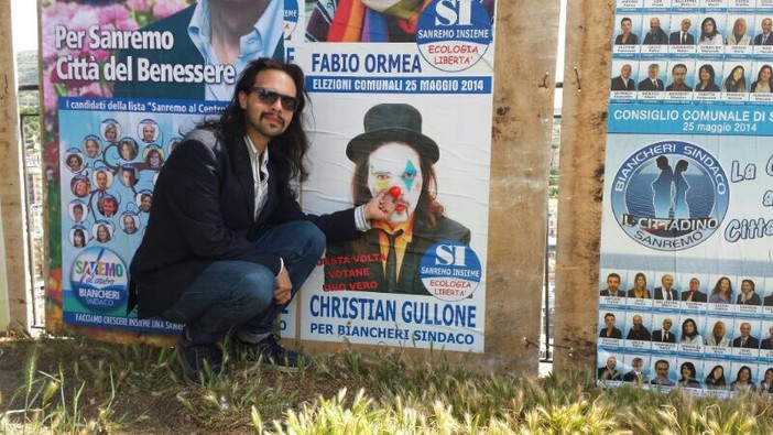 Christian Gullone vicino al suo manifesto elettorale