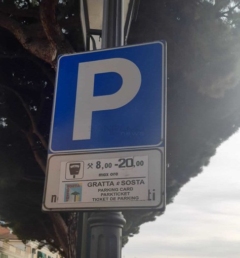 I cartelli che ancora indicano i 'gratta e sosta'