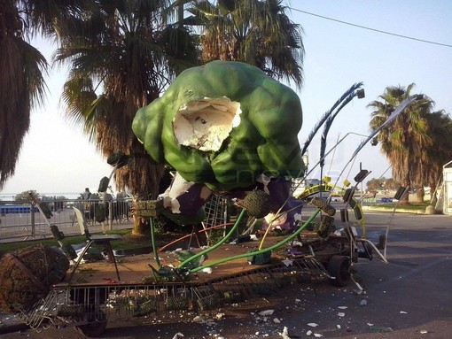 ‘SanremoInFiore’: va bene l’assalto ai carri, ma così è troppo. C’è differenza tra appassionati e vandali (foto)