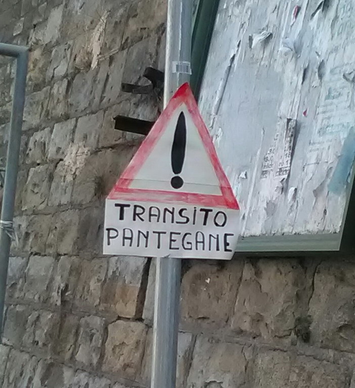 Sanremo: passaggio di topi in strada Borgo Tinasso e qualche buontempone disegna cartelli 'creativi'