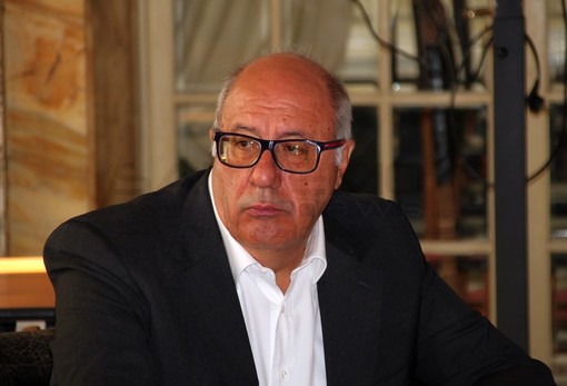 Sanremo: polemica sui 'bottegai', Sarlo risponde a Tinelli: “Ho usato l'espressione 'interessi di bottega', è sulla Treccani”