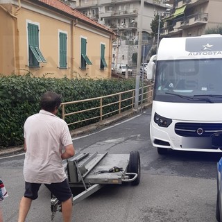Sanremo: camper 'sviato' dal navigatore finisce bloccato in via De Amicis, liberato dalla Municipale (Foto)