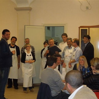 Vallecrosia: grande successo per il corso di cucina organizzato dal Lions Bordighera 'Otto Luoghi' Vallecrosia: grande successo per il corso di cucina organizzato dal Lions Bordighera 'Otto Luoghi'