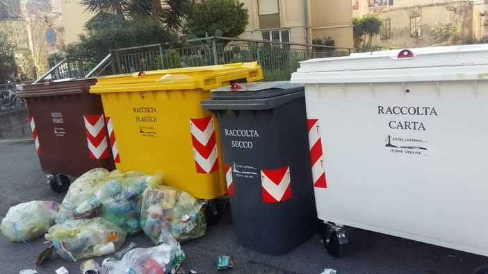 Ventimiglia: cassonetti chiusi a chiave e sacchetti dell'immondizia gettati a fianco nella zona di Roverino