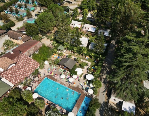 Settembre in piscina al Camping delle Rose, offerte speciali e musica live domenica 5 e 12 settembre con Paolo Golini
