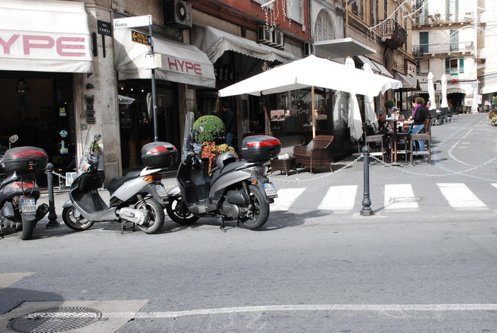 Sanremo: dissuasori e catene all'ingresso di via Carli, la protesta di residenti ed esercenti Sanremo: dissuasori e catene all'ingresso di via Carli, la protesta di residenti ed esercenti