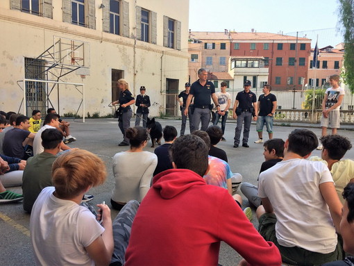 Sanremo: i cani poliziotto del Nucleo Cinofilo di Genova ospiti dell'Istituto Colombo Sanremo: i cani poliziotto del Nucleo Cinofilo di Genova ospiti dell'Istituto Colombo